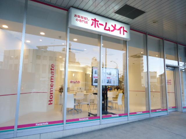 白を基調にしたおしゃれなデザインの仲介店舗を全国展開する