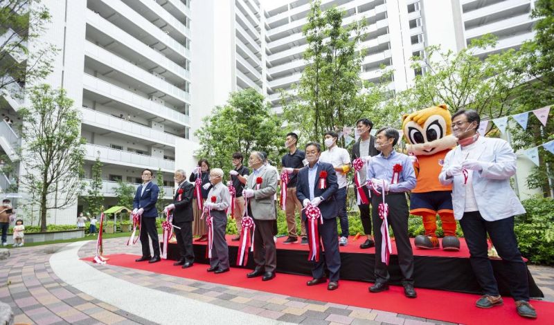 地域住民も参加して行われたテープカットの様子