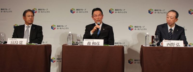 会見に臨む経営陣。中央が森名誉会長